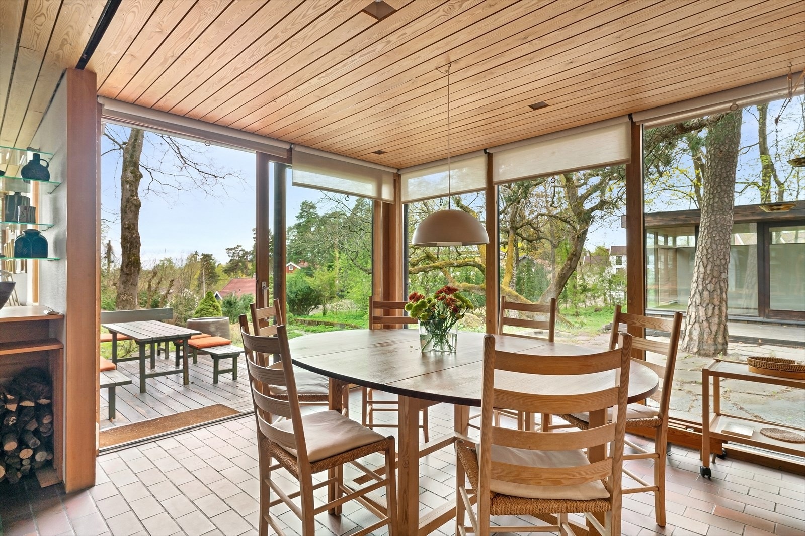 Store vindusflater gjør at boligen oppleves svært lys og luftig. Galleribilde