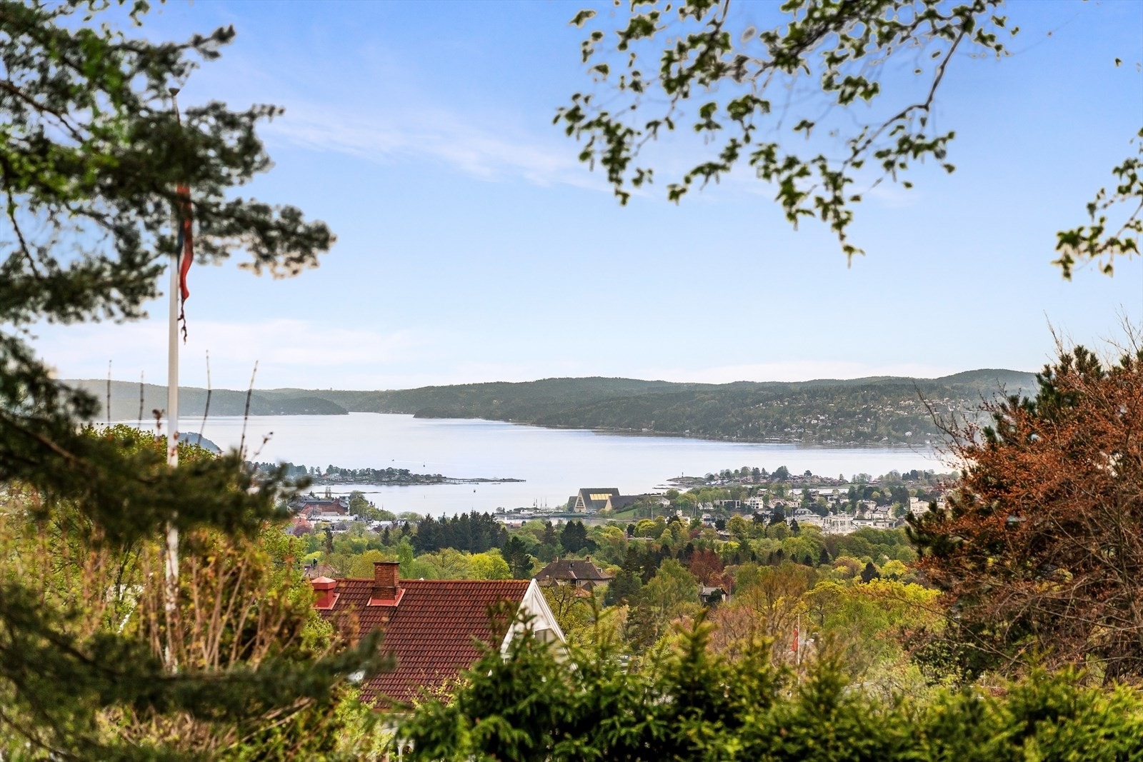 Nydelig utsikt! Eiendommen har stille og tilbaketrukket beliggenhet, samtidig med nærhet til alt av servicetilbud og offentlig transport Galleribilde