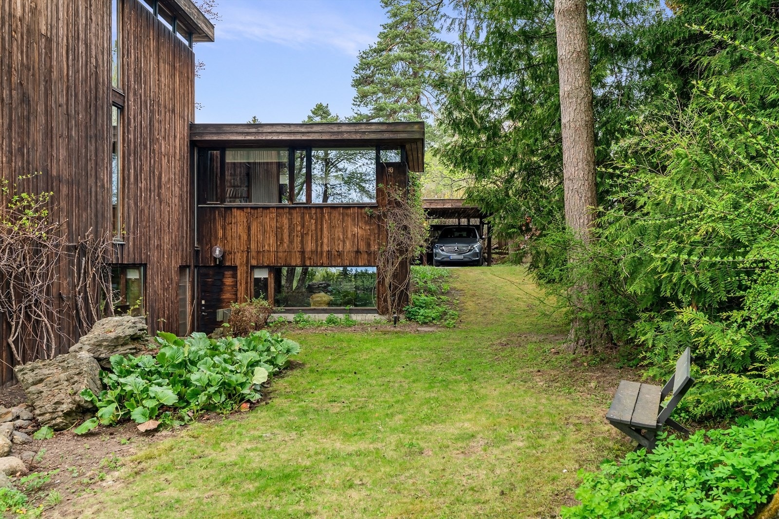 Gode parkeringsmuligheter på egen tomt og i carport med praktisk bod. Galleribilde