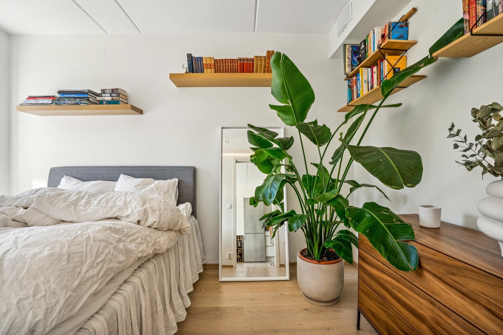 Soverom av god størrelse med "eget walk-in closet"/bod Galleribilde