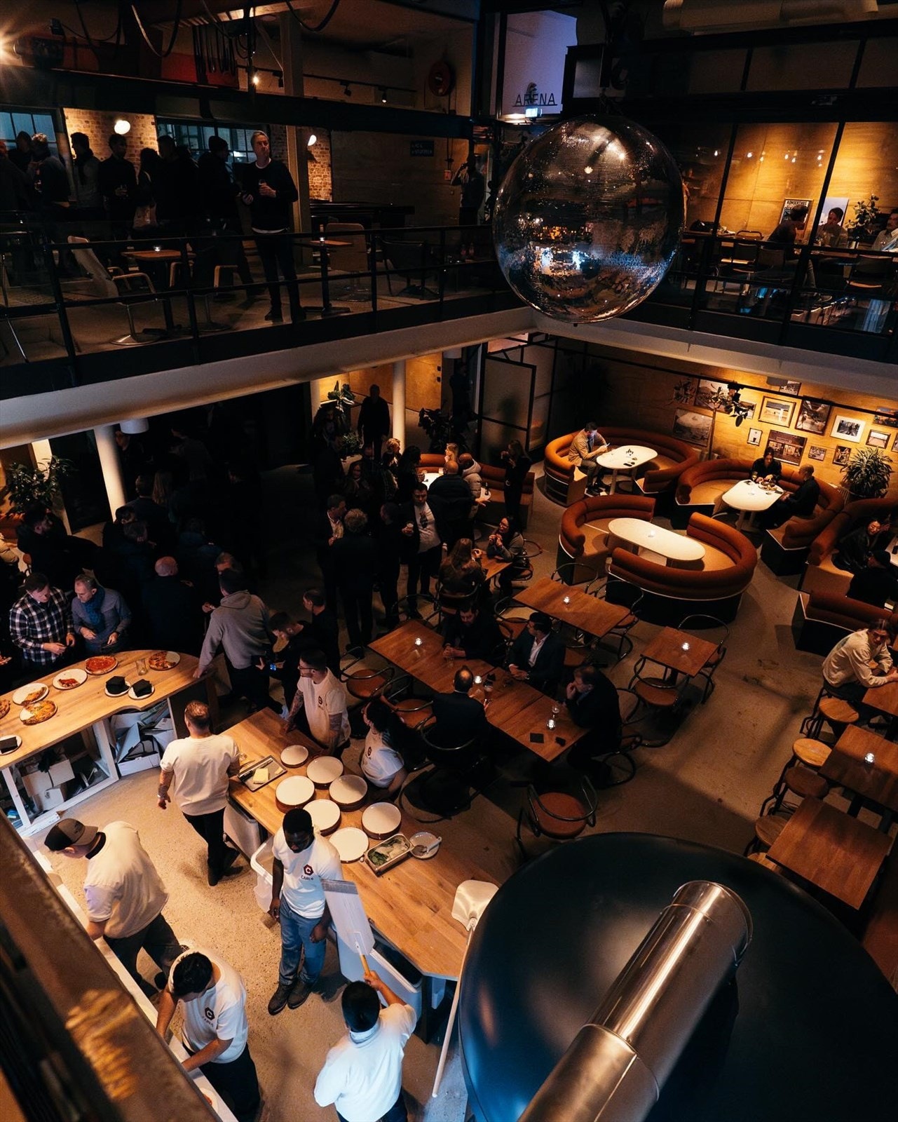 Carls er et nyåpnet utested/vinbar som tilbyr fotball, shufflleboard, matservering og er generelt et svært hyggelig samlingspunkt kun få minutter unna. Galleribilde