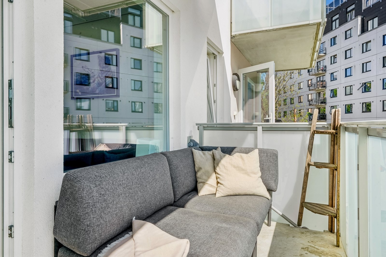 Balkongen er på 5 kvm og får god plass til sittegruppe og grill Galleribilde