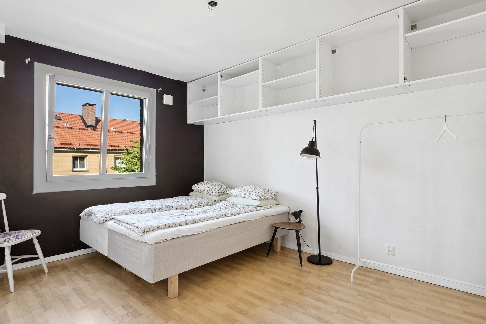 Hovedsoverom med god plass til seng, skrivebord nattbord o.l. Galleribilde