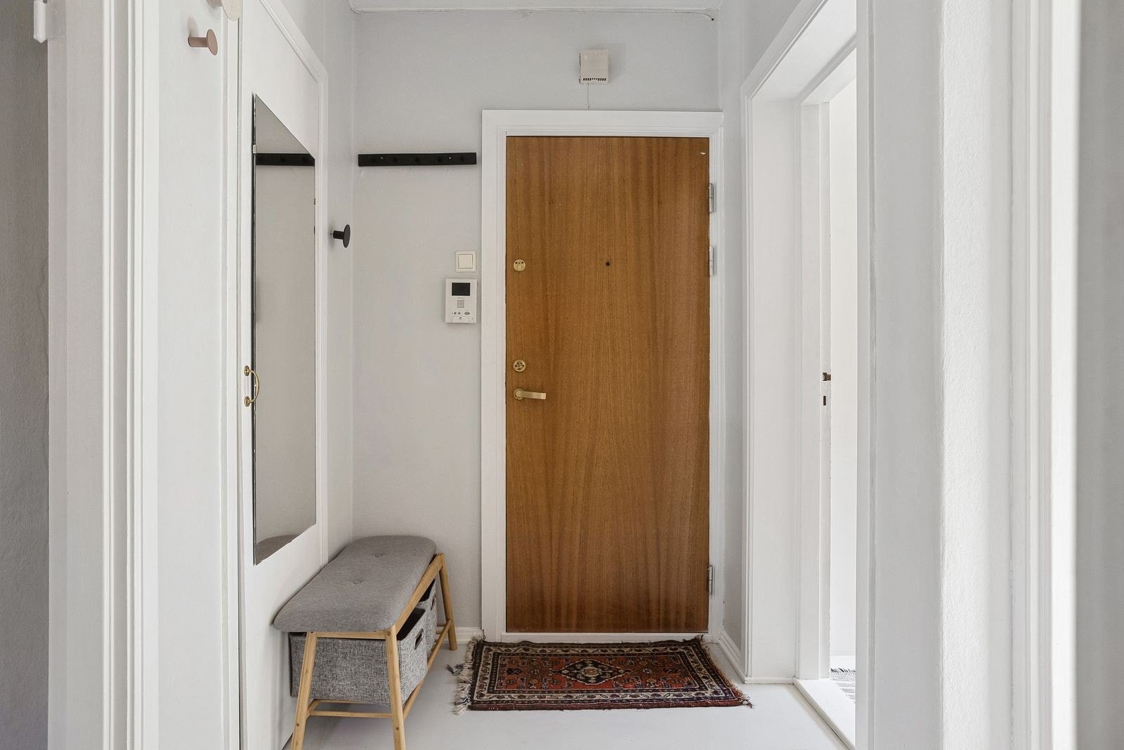 Entré med oppbevaringmuligheter i innebygd garderobe. Galleribilde