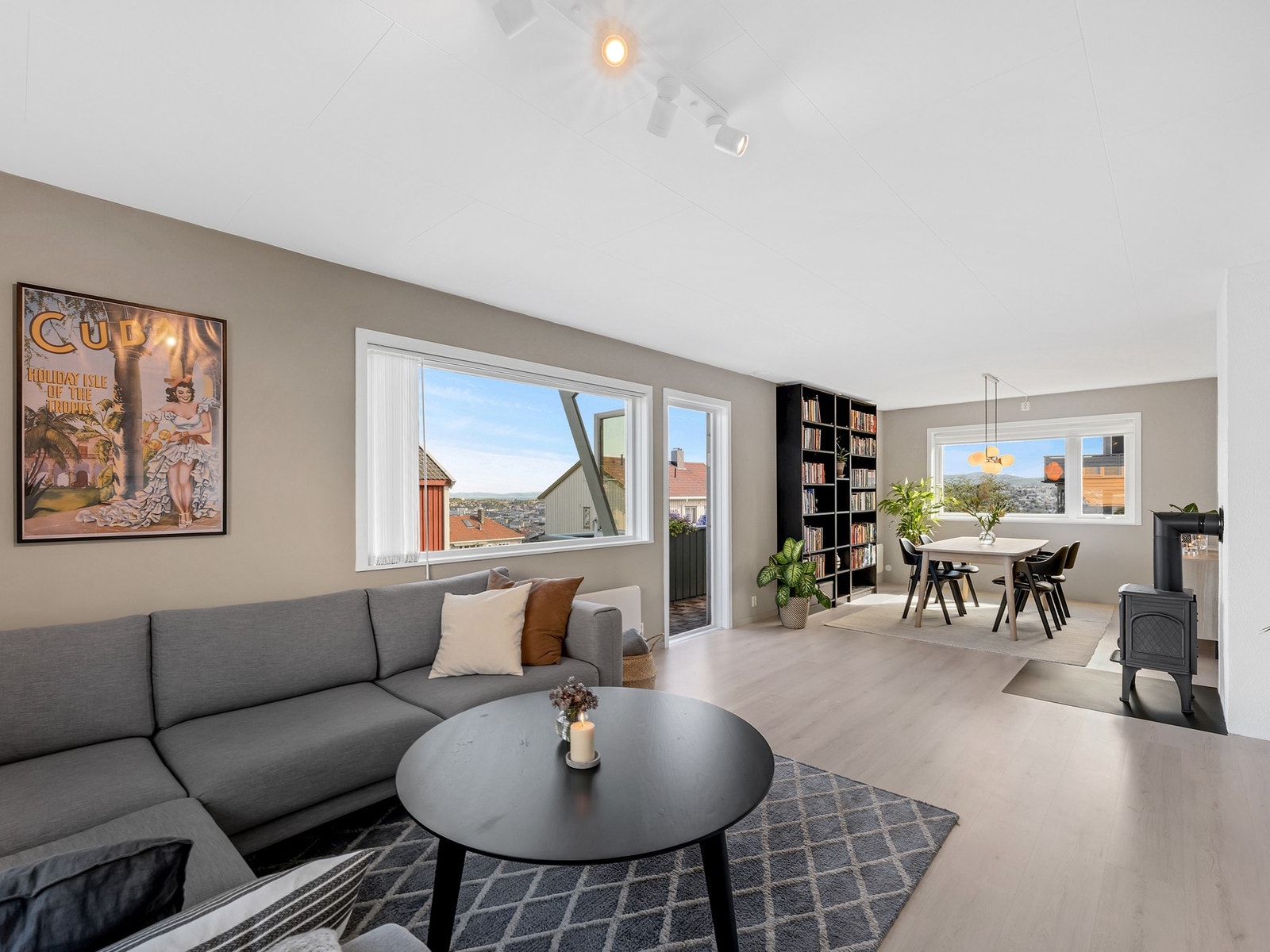 Leiligheten har vært gjenstand for en rekke oppgraderinger i nyere tid og fremstår svært tiltalende. Galleribilde