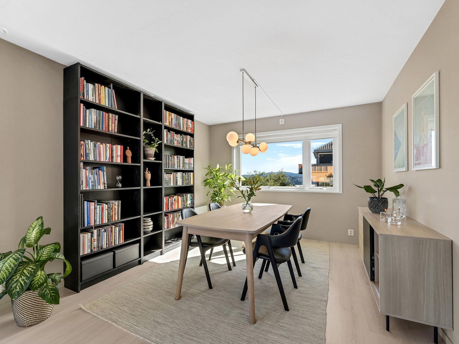 Moderne spisestue med god plass til et flott spisebord som rommer flere gjester. Galleribilde