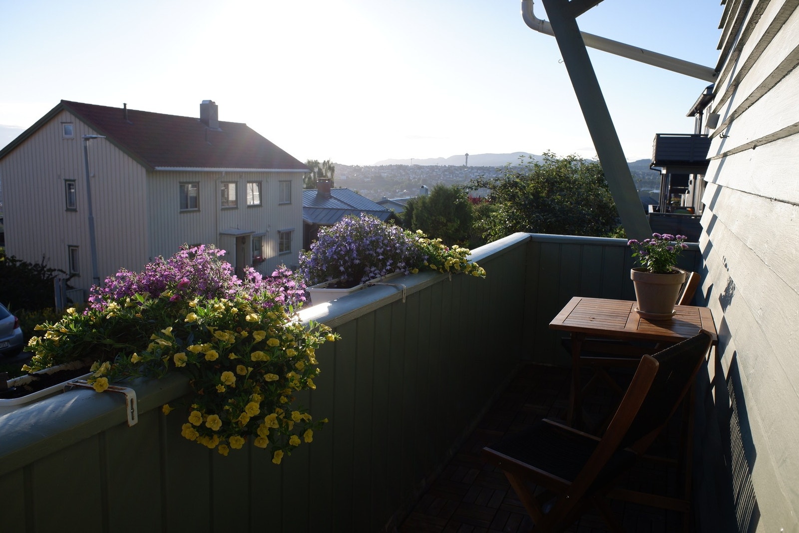 Selgers eget bilde. Fra både verandaen og inne i leiligheten nyter man en upåklagelig utsikt mot Munkholmen, Tyholttårnet, Kristiansten festning og andre
landemerker i Trondheim. Galleribilde