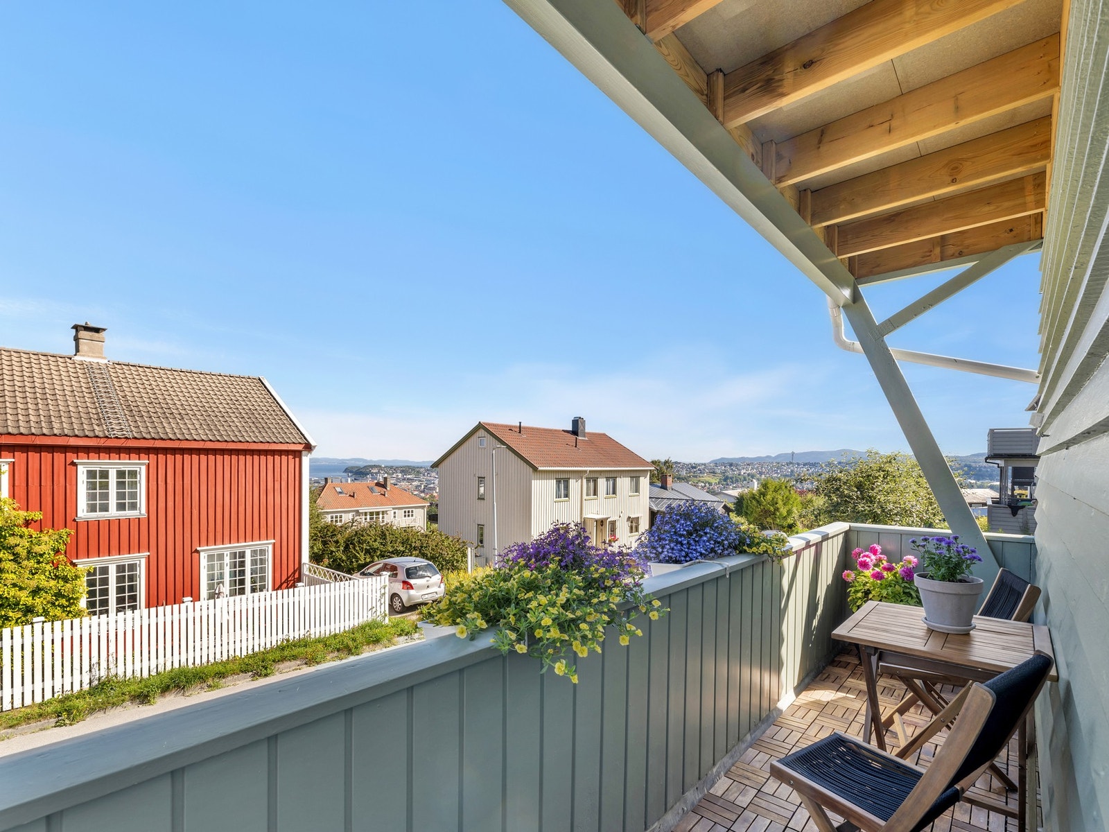 Fra stuen er det utgang til veranda på ca. 5 kvm. Her har man morgen- og kveldssolen, hvor et vakkert fargespill utspiller seg på himmelen når været tillater det. Galleribilde