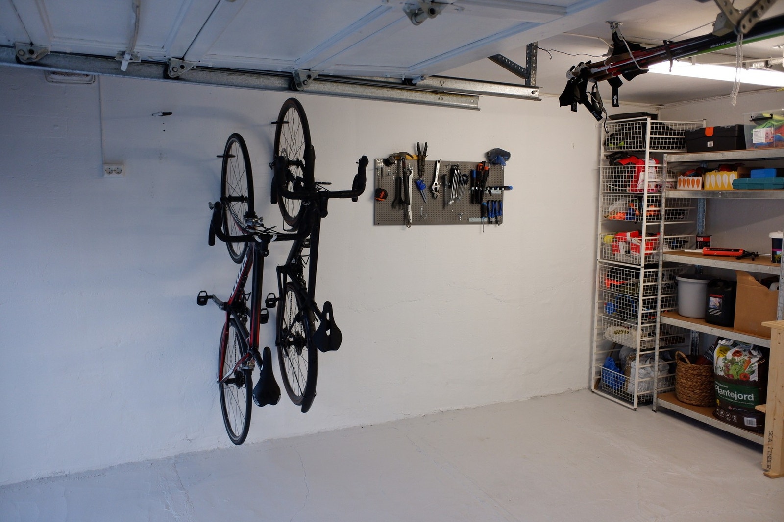 Garasjen brukes i dag i all hovedsak til oppbevaring. Gulv og vegger ble malt i 2023. Galleribilde