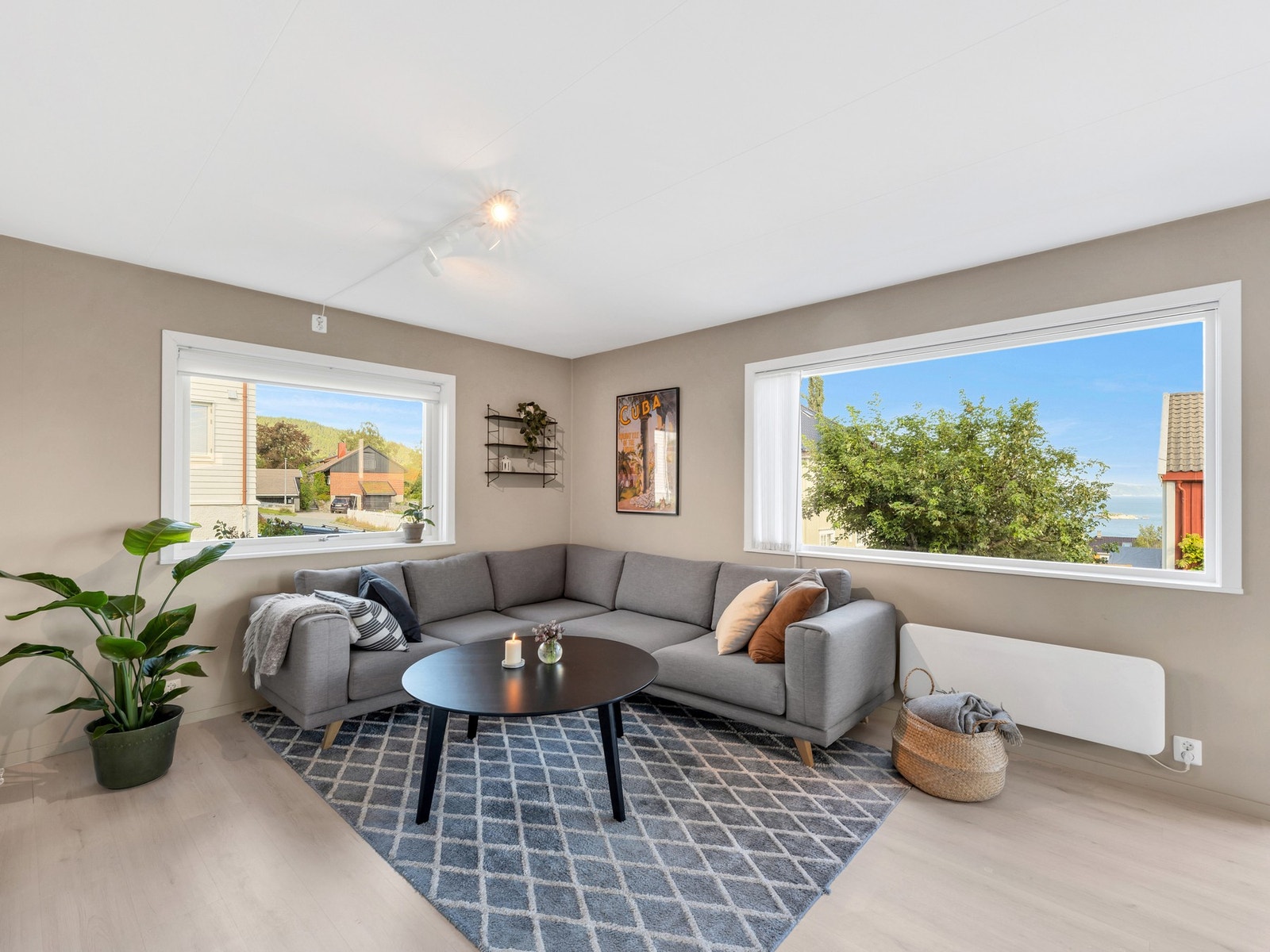 Store vindusflater gir et godt lysinnslipp og bidrar sammen med en fin utsikt til leilighetens lette og luftige atmosfære. Veggene ble etterisolert med 50mm i 2019. Galleribilde