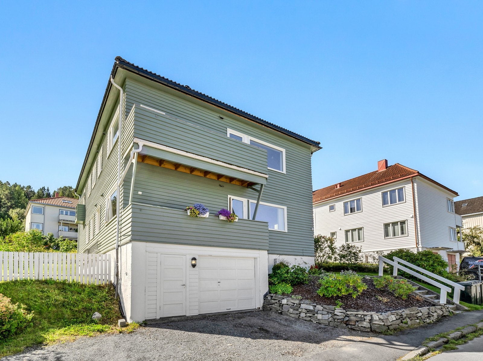 På tomten finner man også morell-/kirsebærtrær, rips,
stikkelsbær og bringebærbusker. Leiligheten ligger i 1. etasje over garasje/sokkel, og oppleves derfor som å ligge i 2. etasje. Galleribilde