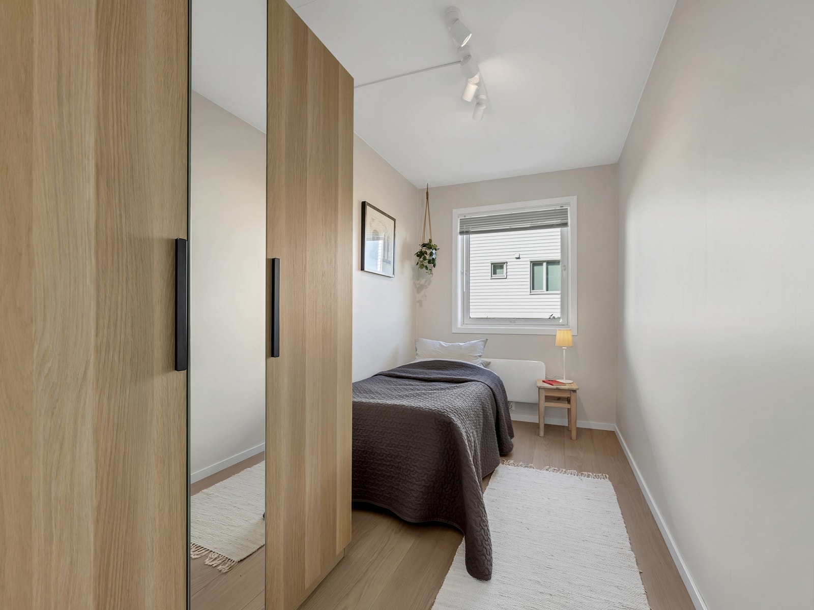 Soverom 2 er på i overkant av 7 kvm med plass til både seng og garderobeskap. Galleribilde