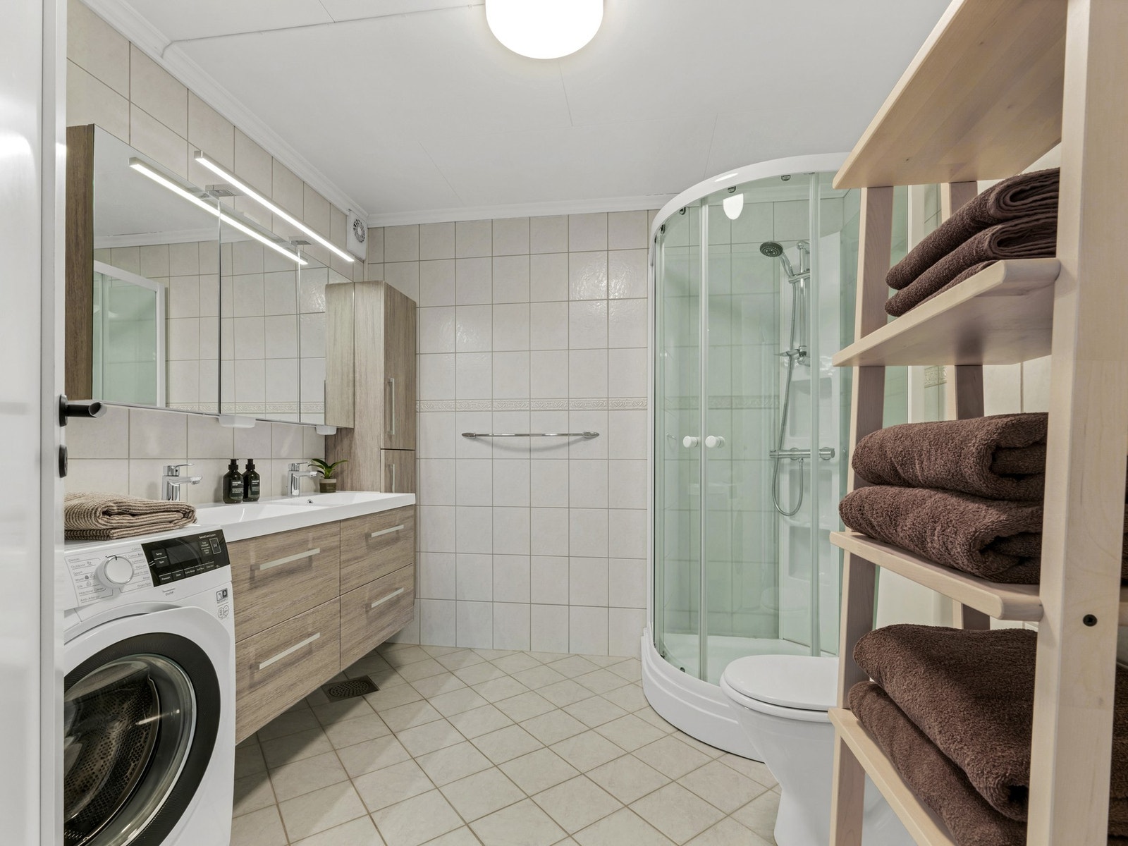 Flislagt bad fra 2004 med varmekabler i gulv. Ny baderomsinnredning fra 2017. Dusjkabinettet har sørget for minimal vannbelastning på gulv og vegger. Galleribilde