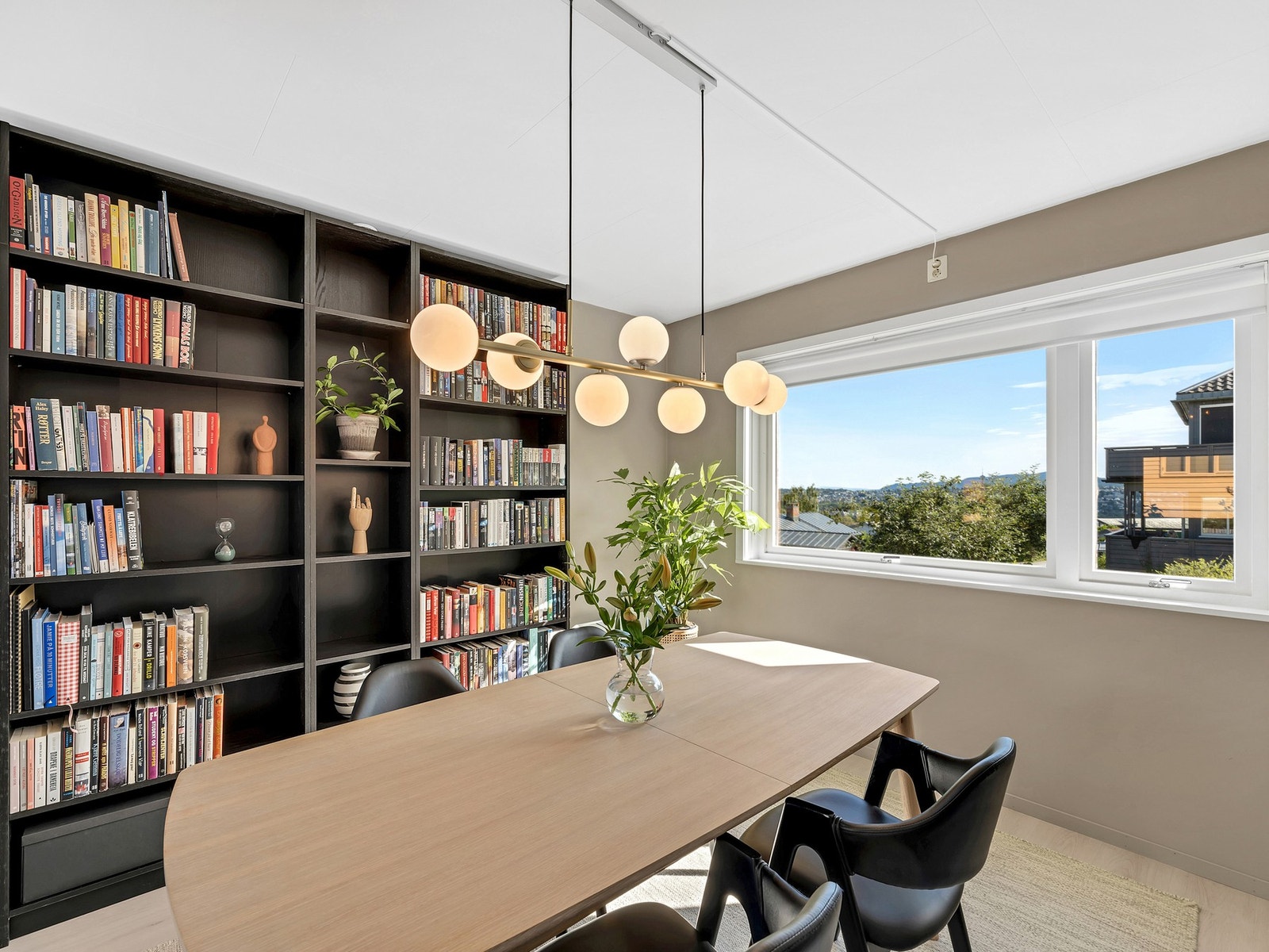 Alt elektrisk i stue, soverom, soverom 1 og gang er nytt mellom 2019 og 2023, og er lagt som skjultanlegg. Galleribilde