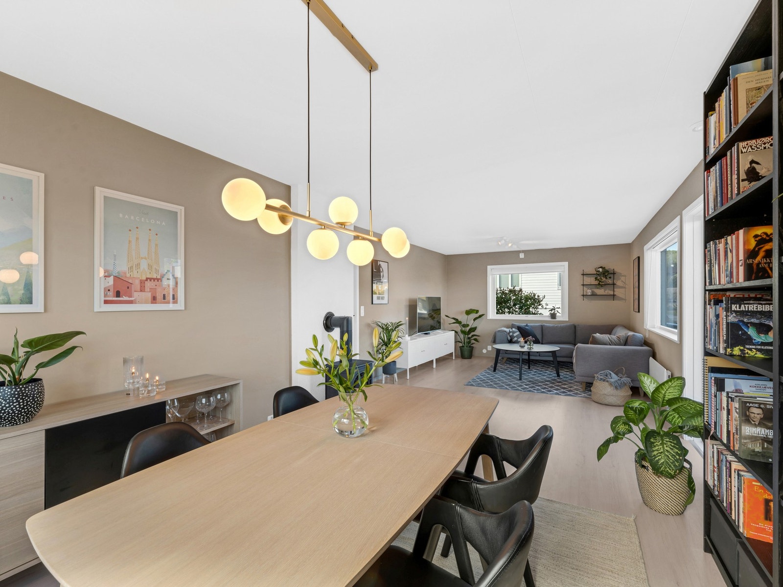 Stuen ble i 2019 oppgradert med nytt gulv, nye overflater med matt maling, samt listefritt i tak og hjørner. Galleribilde