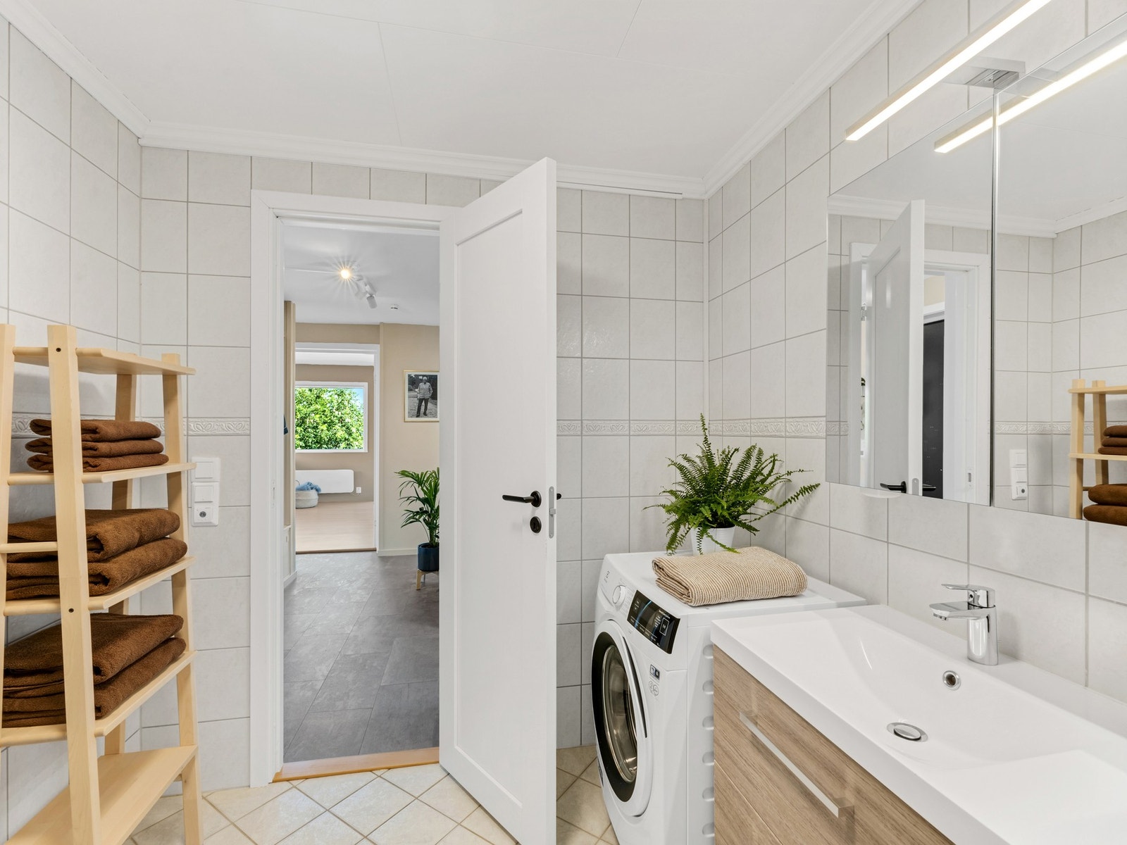 Badet er romslig med sine 6 kvm, og det er opplegg for vaskemaskin. Alle innvendige dører ble byttet til massivdører med dempelist i 2021. Galleribilde