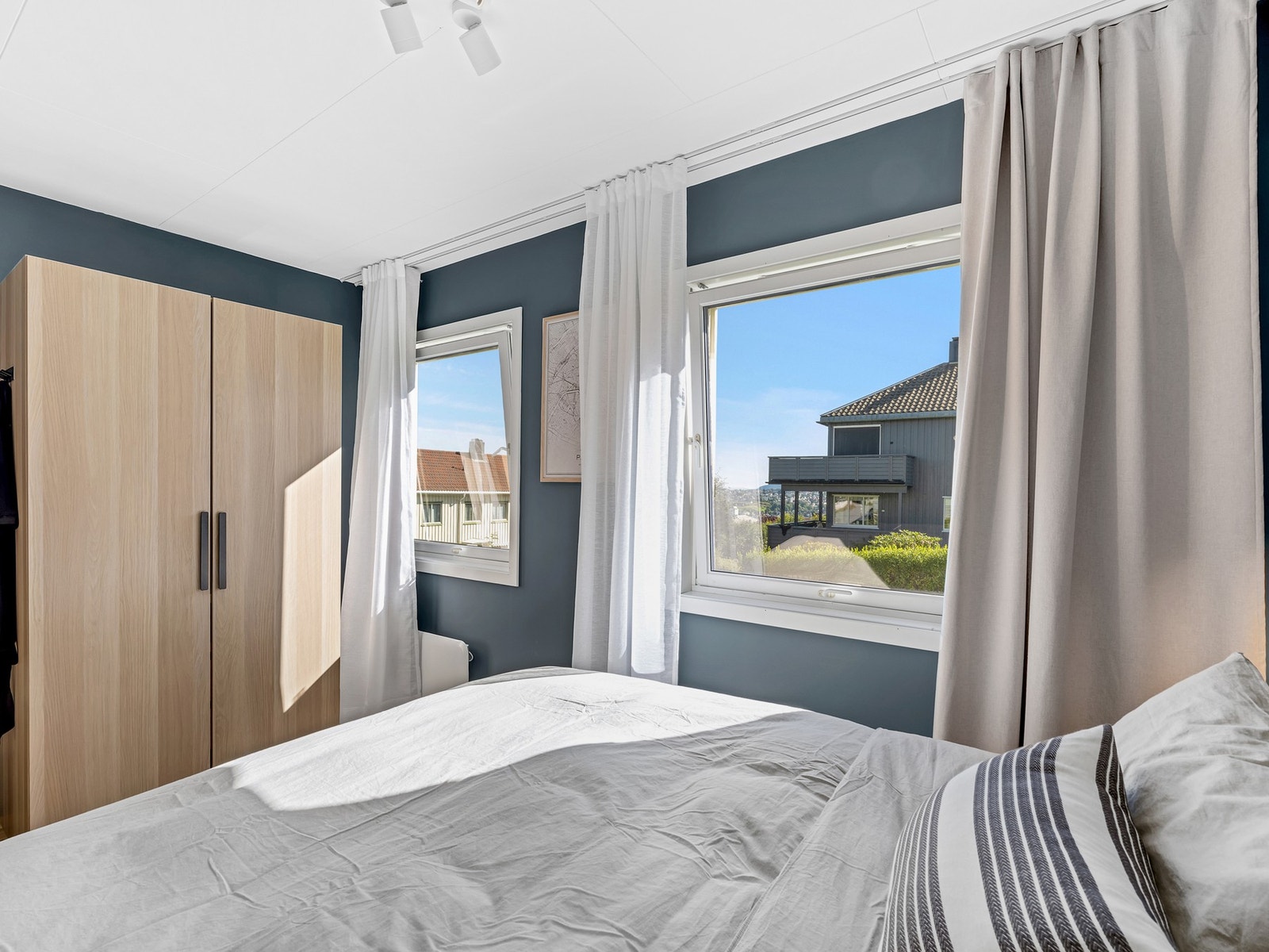 Her er det god plass til dobbeltseng og garderobeløsninger. Galleribilde