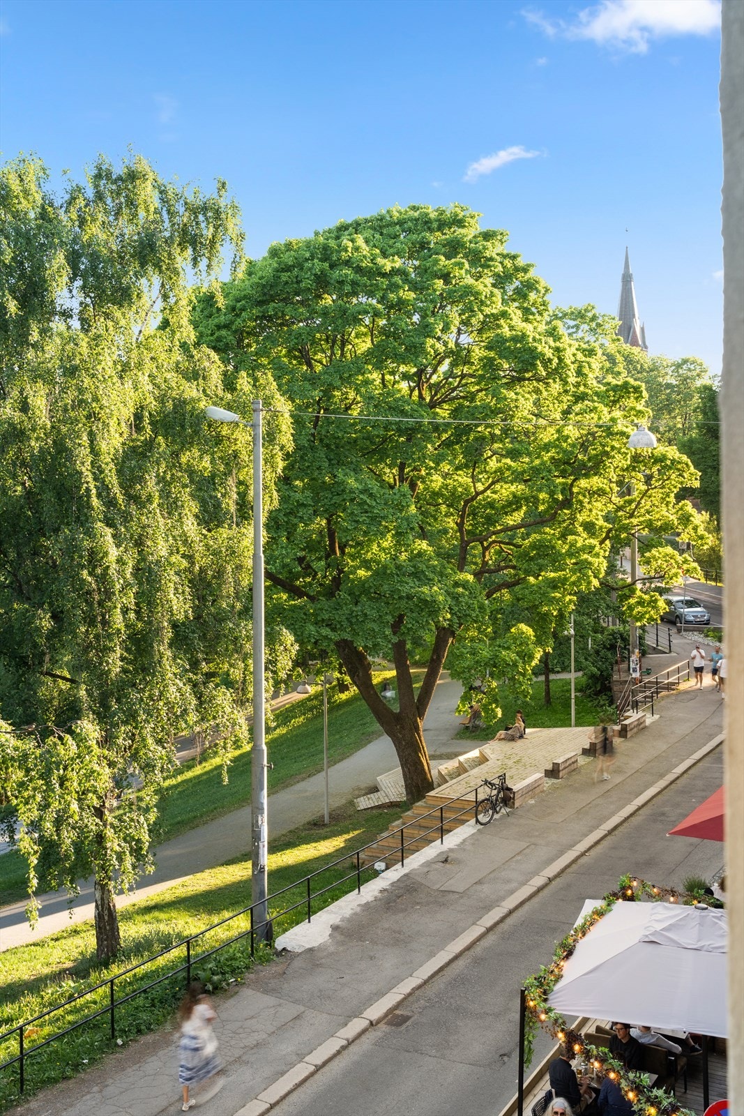 Søndre gate er en enveiskjørt, rolig og pent opparbeidet gate nederst på Grünerløkka. Galleribilde