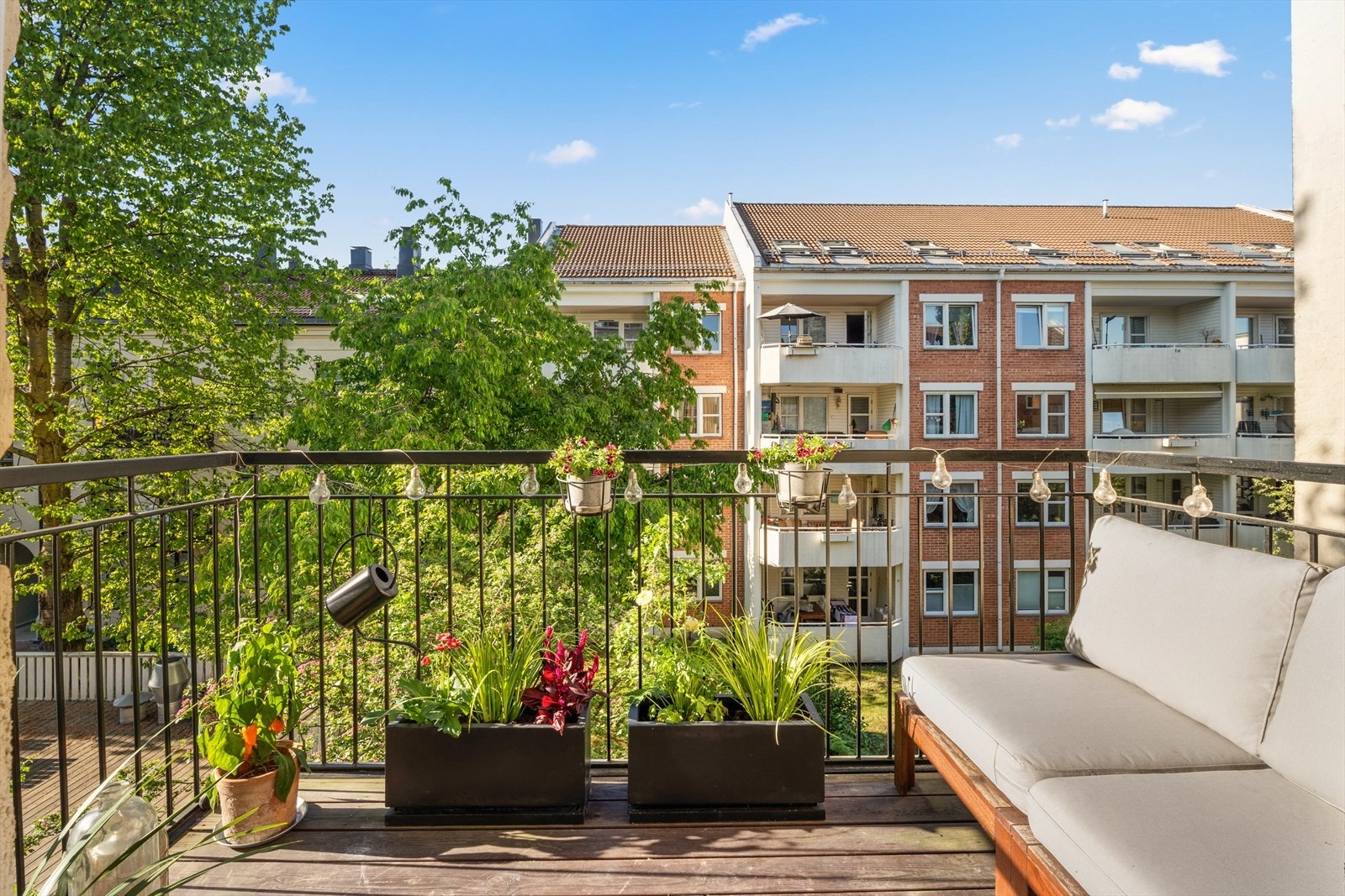 Nordvendt balkong på ca. 4 m² fra 2014 vendt mot bakgård. Galleribilde