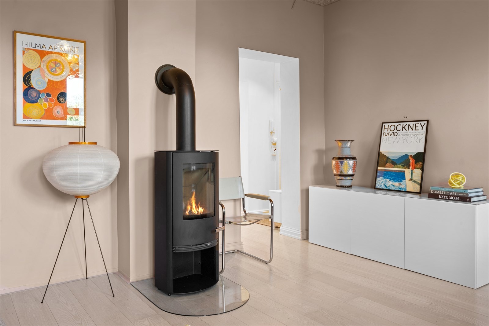 Leiligheten har svært delikate overflater med enstavs laminatgulv og glatte malte vegger med en tidsriktig og trendy fargepalett. Galleribilde