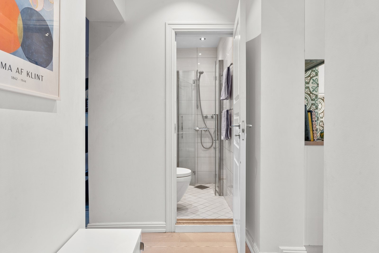 Badet har varmekabler i gulv og downlights i himling. Ny baderomsinnrending, armatur og dusjvegger i november 2022. Galleribilde