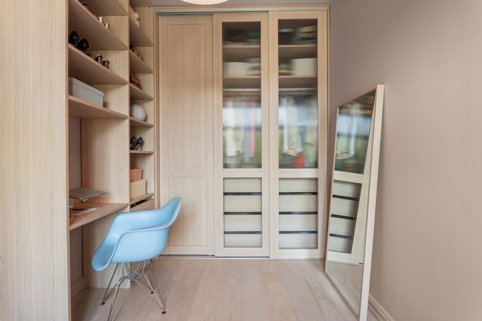 Leiligheten har god skapplass og svært god lagringsplass i kjellerbod på 10 m² og loftsboder på ca. 4 m² (12 m² gulvareal). Galleribilde