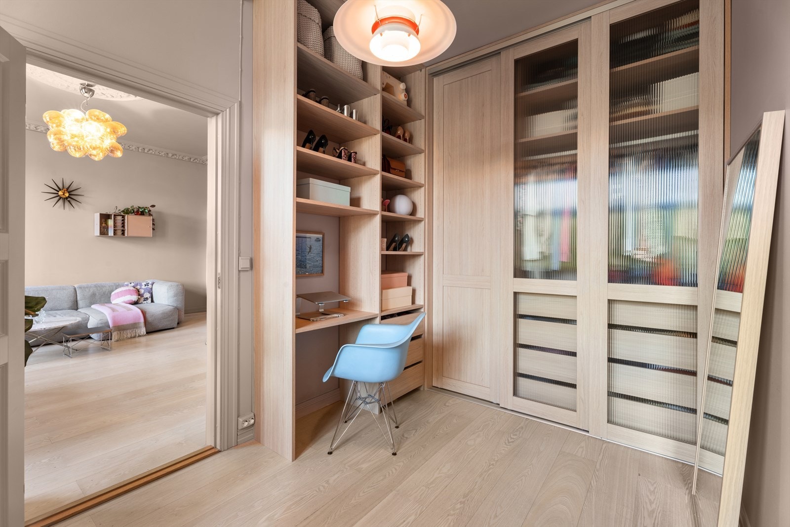 Stor plassbygget skyvedørsgarderobe fra Drømmekjøkkenet. Galleribilde