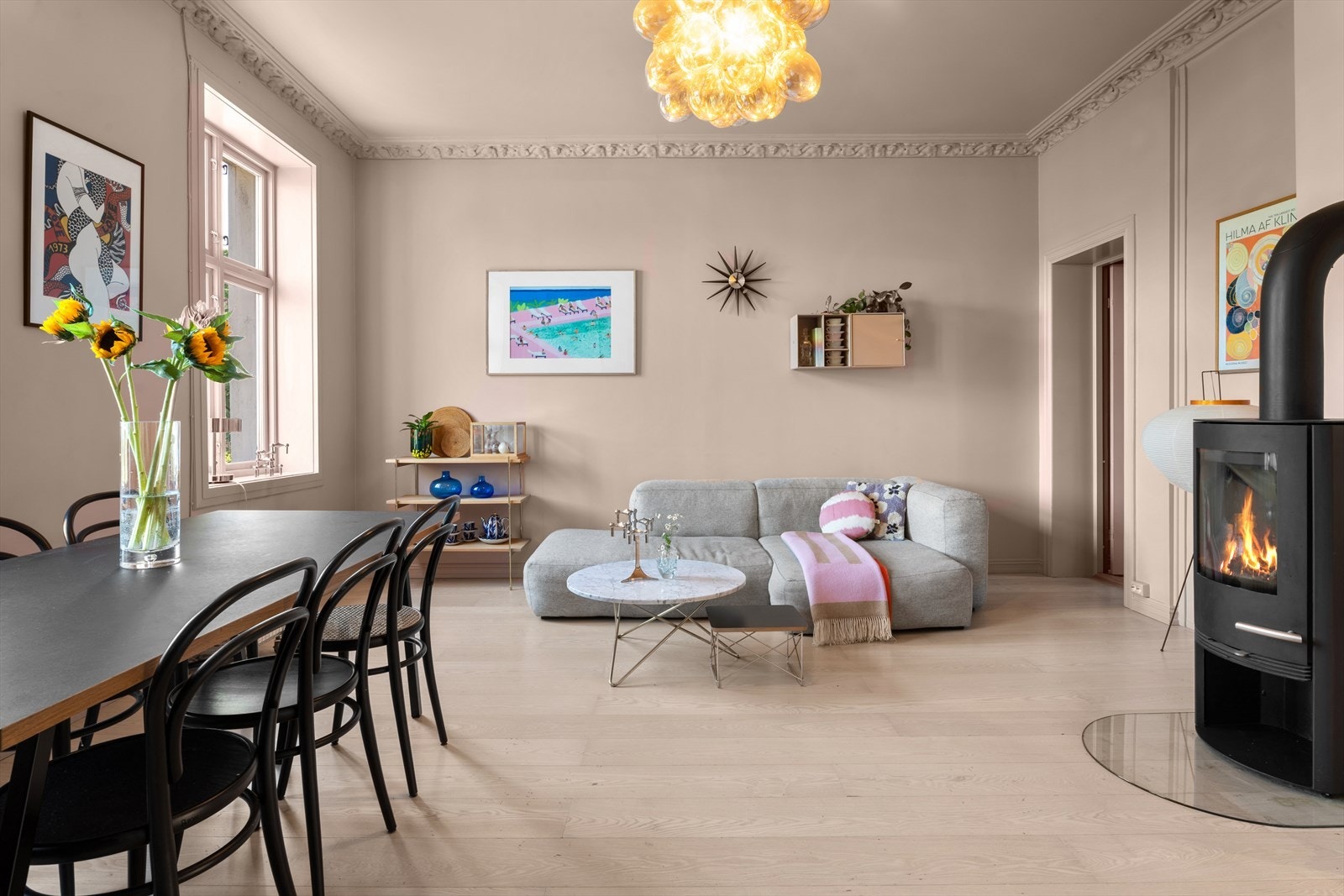 God plass til sittegruppe og spisebord i stuen. Galleribilde