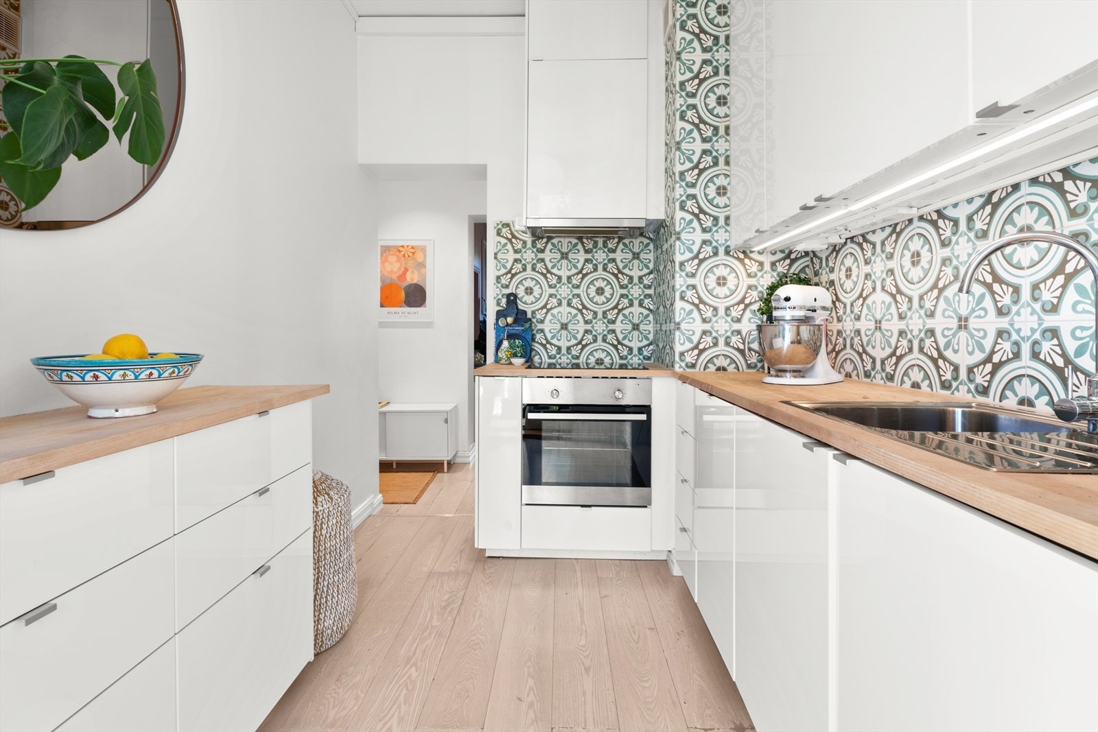 Stilige historiske fliser som backsplash samt god skap- og benkeplass. Galleribilde