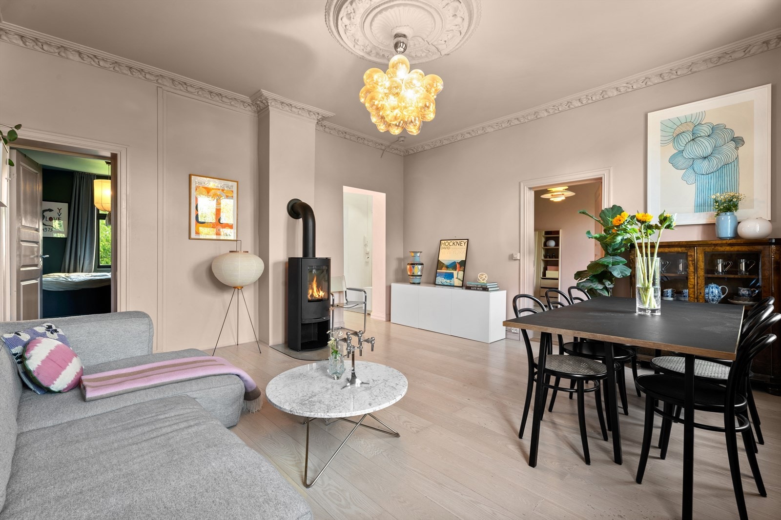 Lyst og innbydende oppholdsrom med adkomst til 2 soverom i hver sin ende. Galleribilde