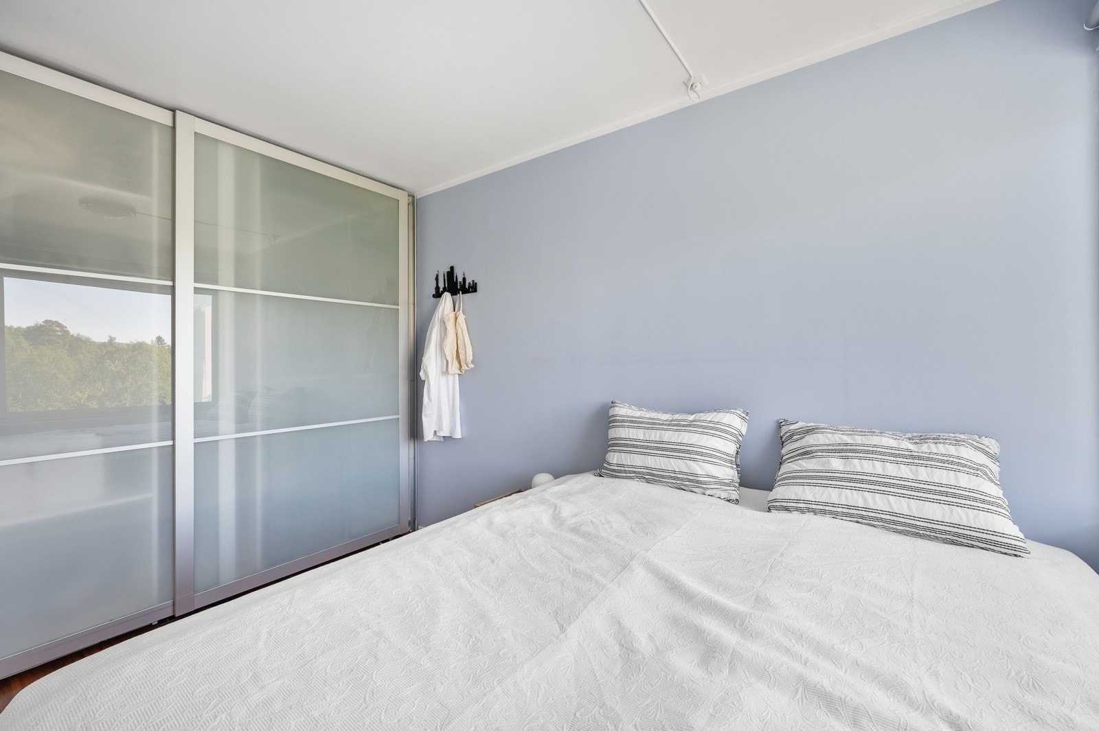 Soverommet har rikelig med garderobeplass Galleribilde