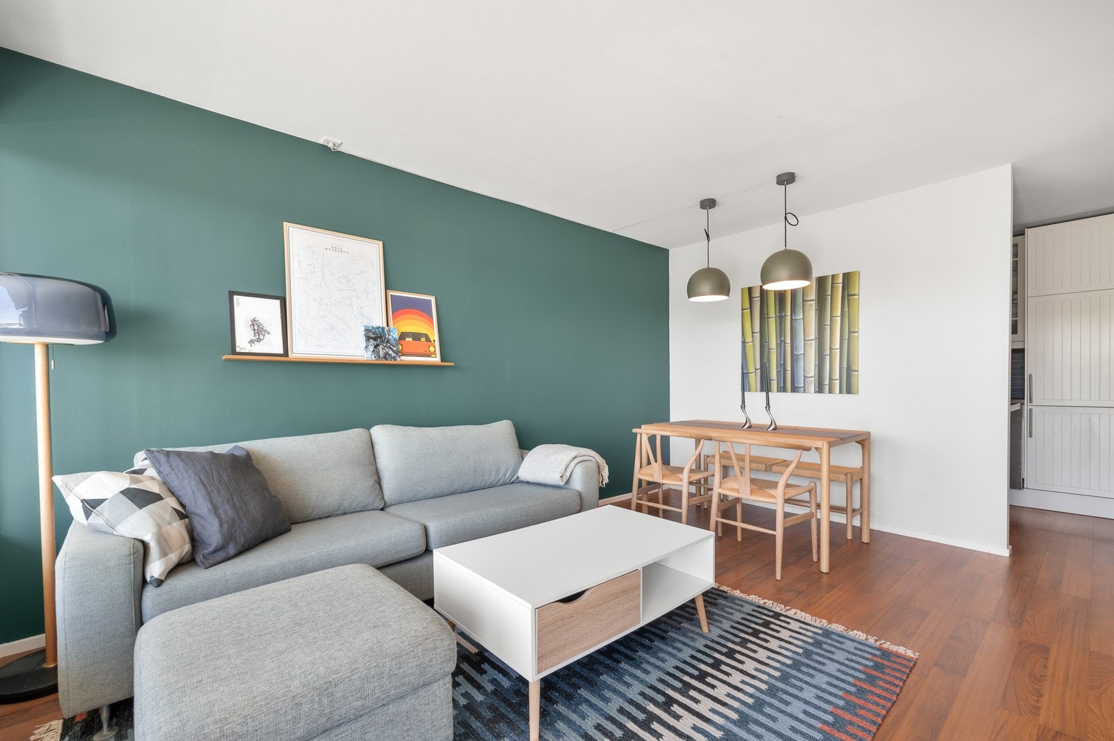 Romslig stue med plass til spisebord og sofamøbel Galleribilde