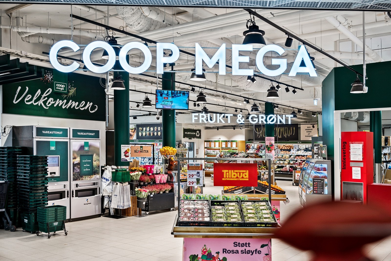 Røa torg med flere butikker og restauranter, bl.a. Coop Mega, Vinmonopol, Cutters, Lofthus samvirkelag Galleribilde