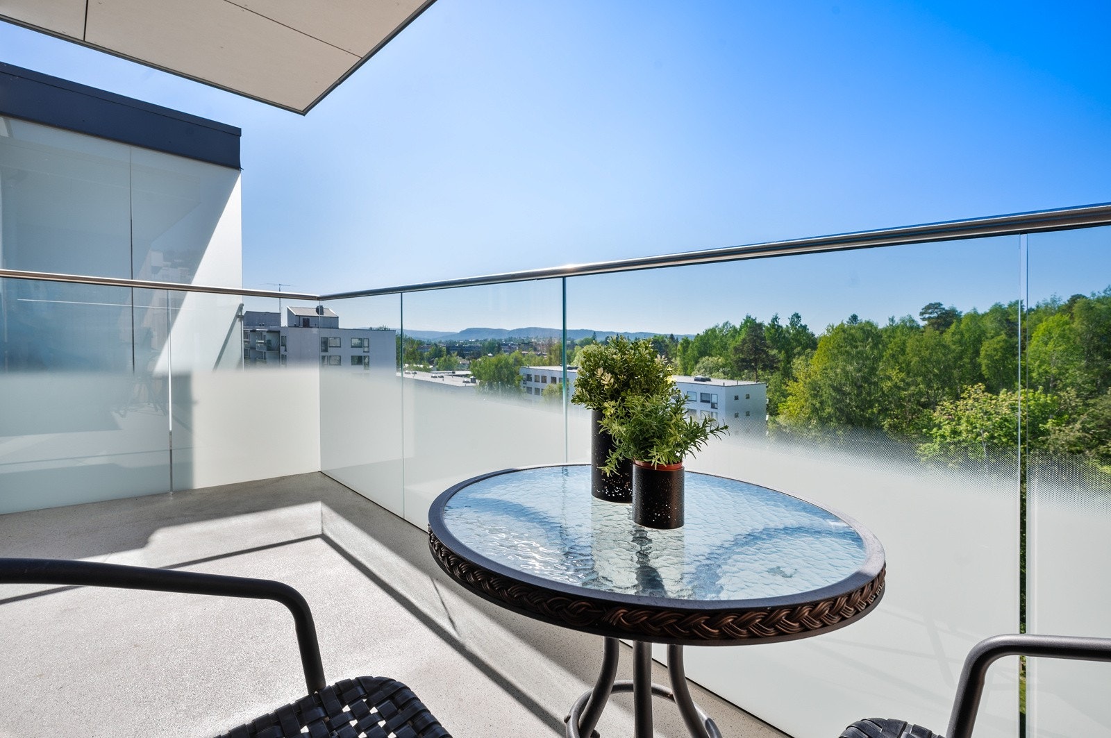 Her kan varme sommerkvelder nytes til solen går ned. Galleribilde