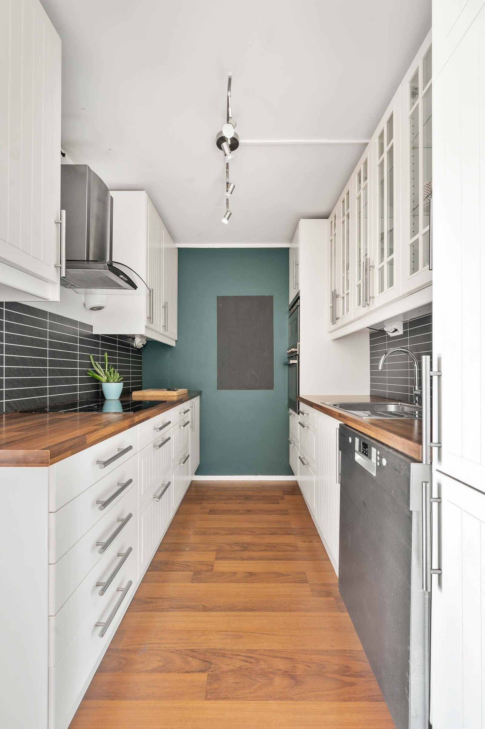 Praktisk kjøkken i delvis åpen løsning mot stuen. Galleribilde