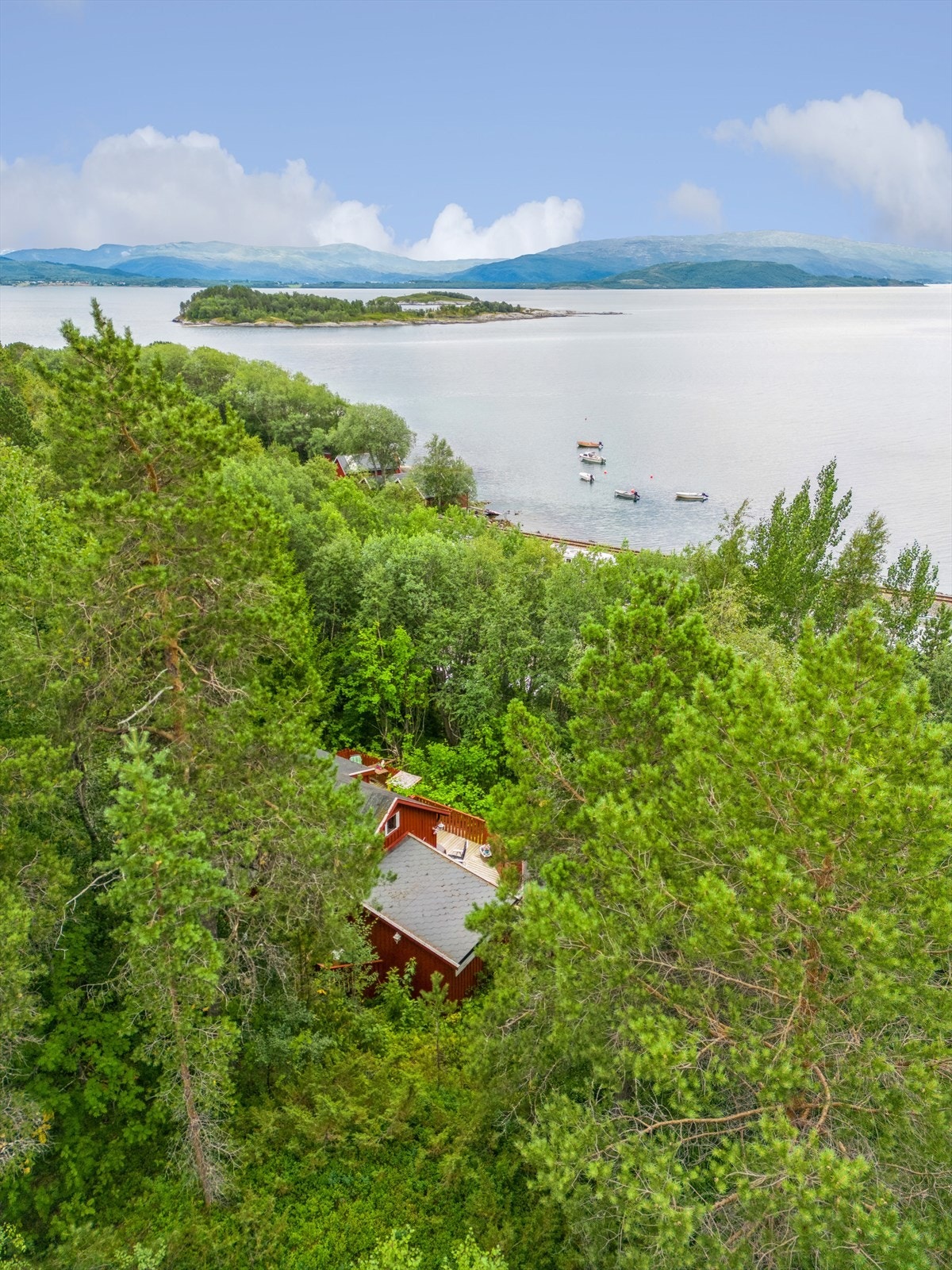 Hytten har en fin beliggenhet på Kistrand, ca. 30-35 minutters kjøretur fra Bodø og 15-20 minutter fra Fauske - Perfekt for deg som ønsker en bynær hytte, hvor du enkelt kan pendle til jobb Galleribilde