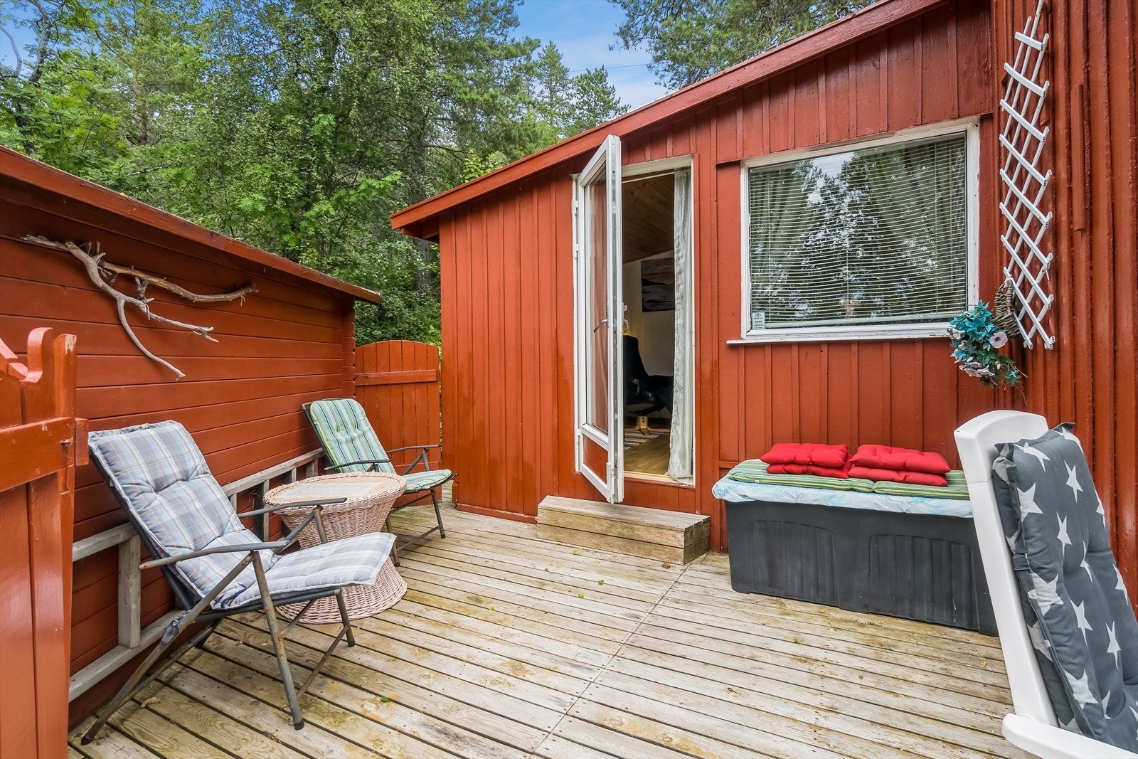 Utgang fra stuen til en lun sørvendt terrasse Galleribilde