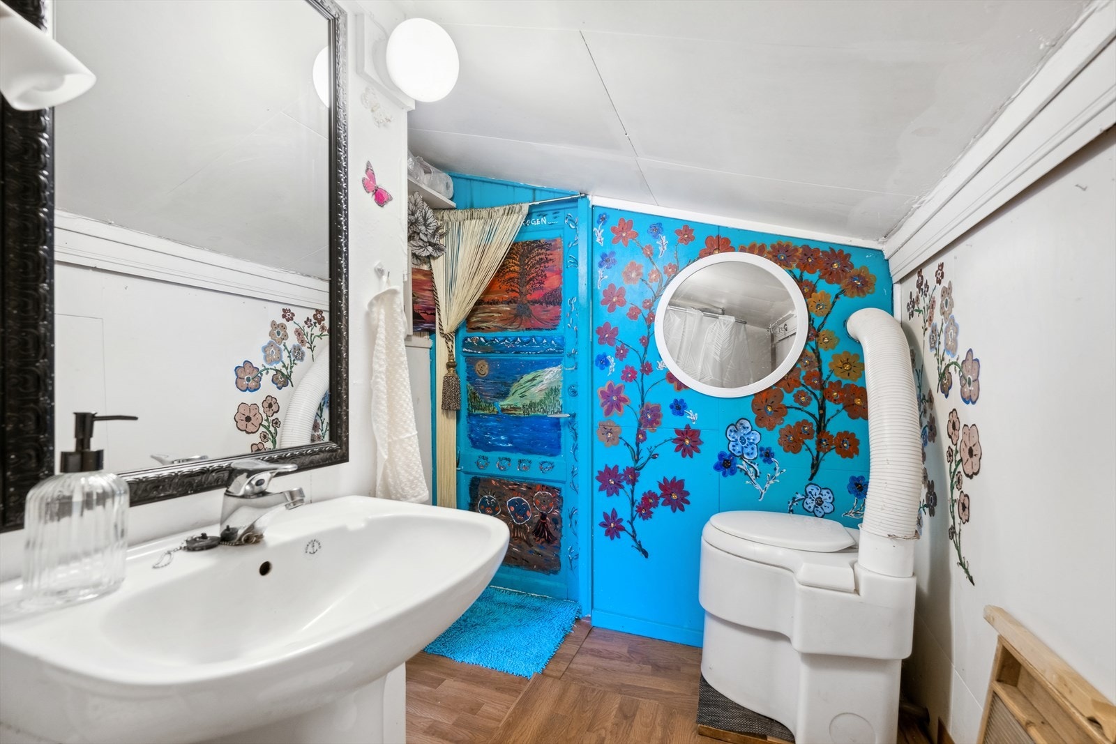 Badet har en enkel standard med vinylbelegg på gulv og malte plater på veggene. Galleribilde