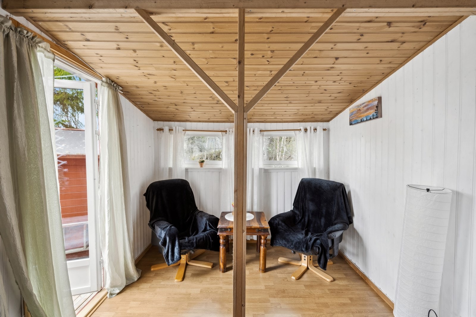 Den innerste delen av stuen er nedsenket, noe som er med på å dele opp rommet Galleribilde