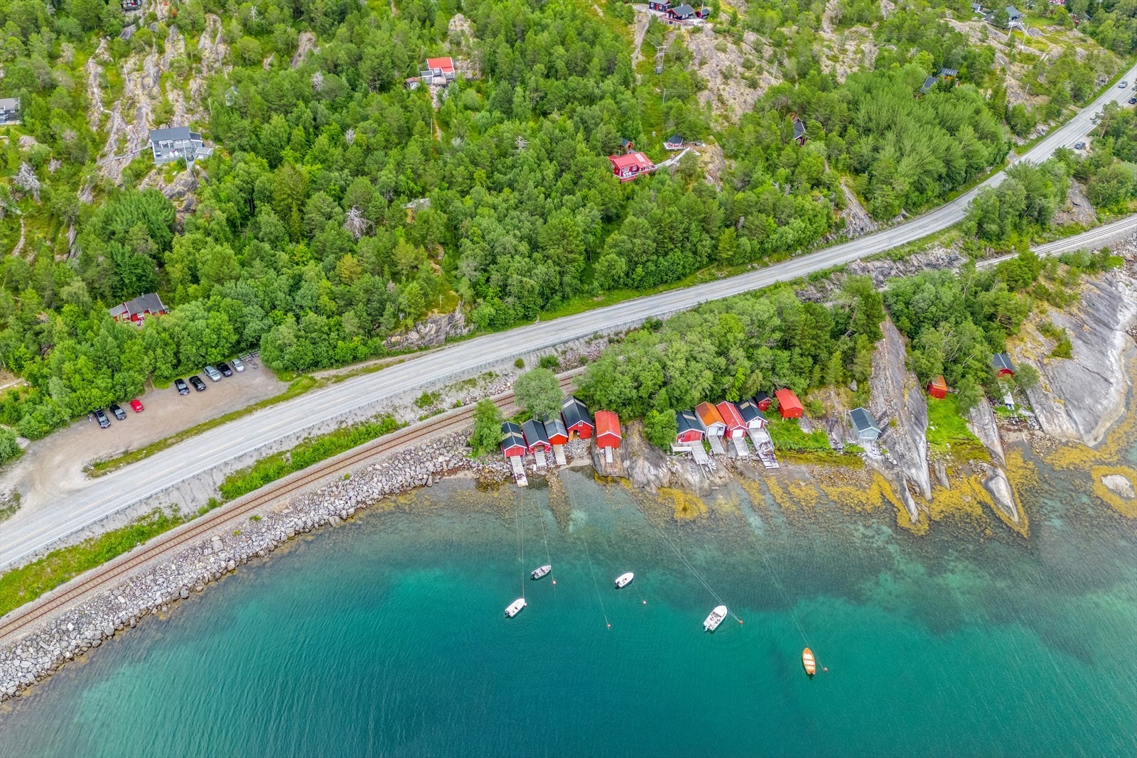 Farvannet utenfor hytten er velkjent for godt fiske med gode muligheter for laks, sjøørret m.m. Galleribilde