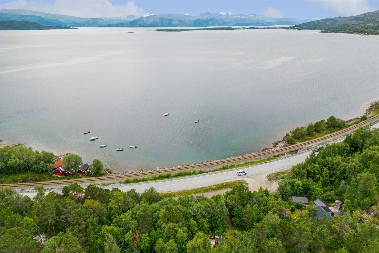 Umiddelbar nærhet til sjøen og kort vei til flere fine fjell, som bl.a. er kjent for toppturer og randonee Galleribilde