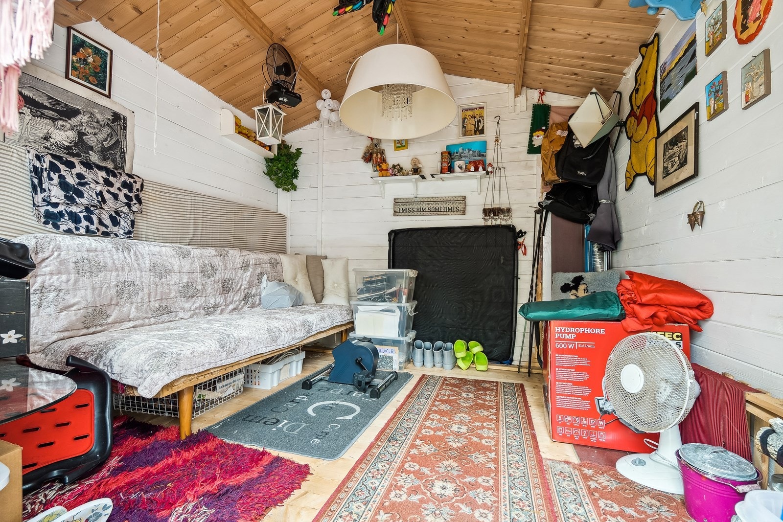 Annekset er innredet med bl.a. sovesofa Galleribilde