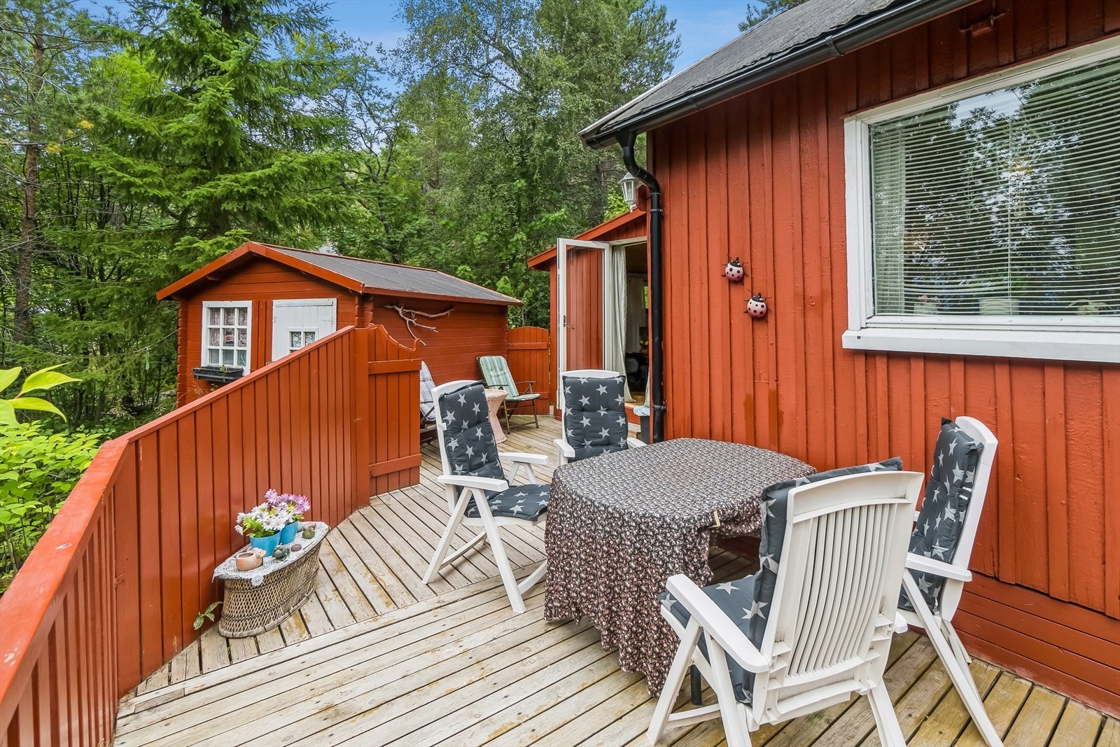 Terrassen er usjenert og byr på gode solforhold Galleribilde