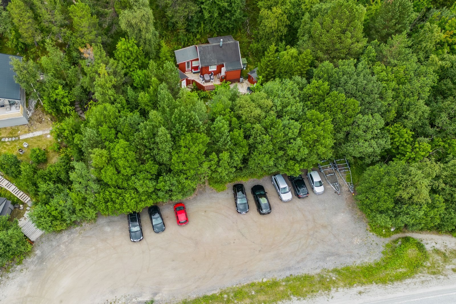 Det er adkomst til eiendommen fra riksvei 80 og til felles parkeringsplass like nedenfor hytten Galleribilde
