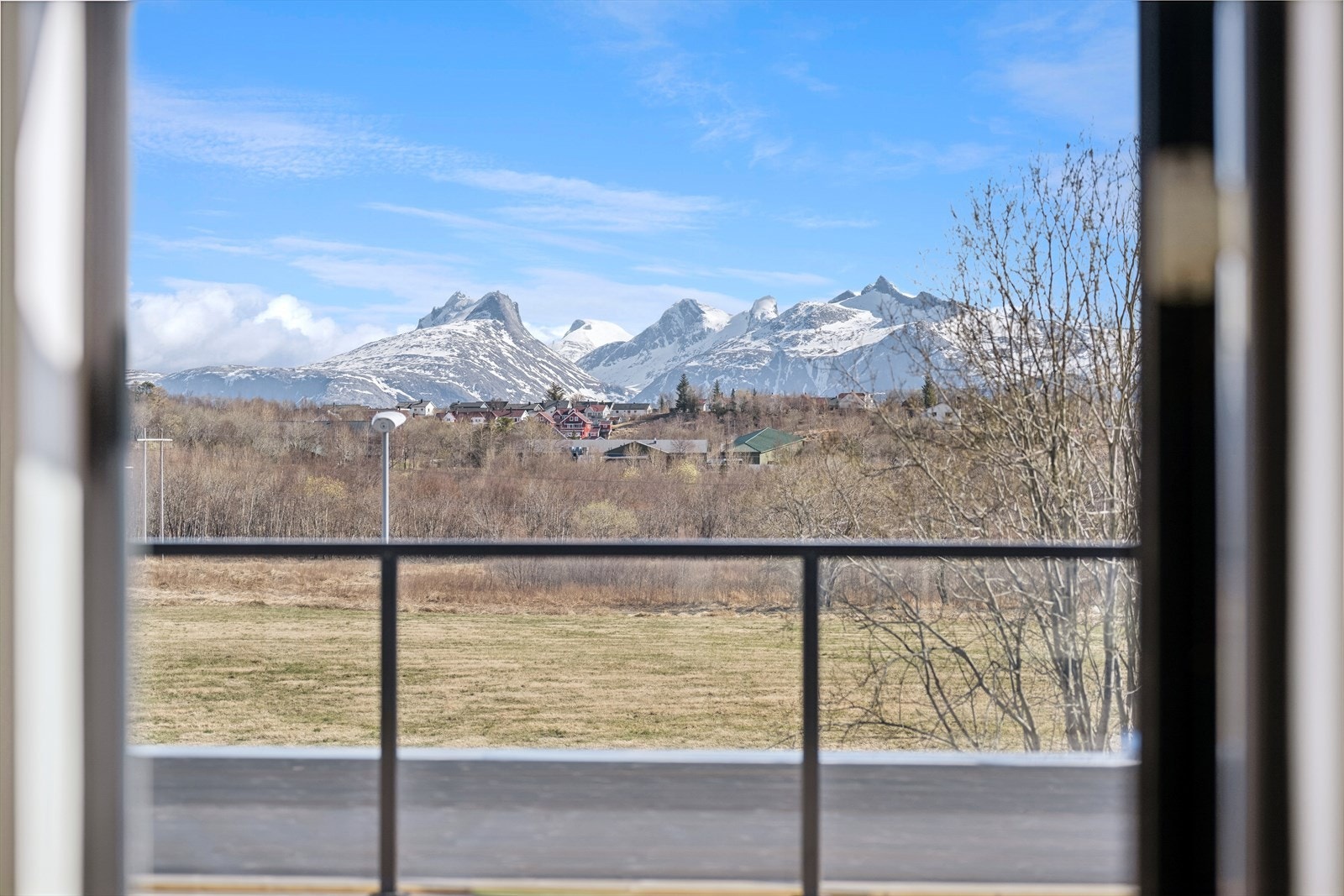 Her ser du bl.a. ut over Rønvikjordene med de majestetiske Børvasstindan i bakgrunnen Galleribilde