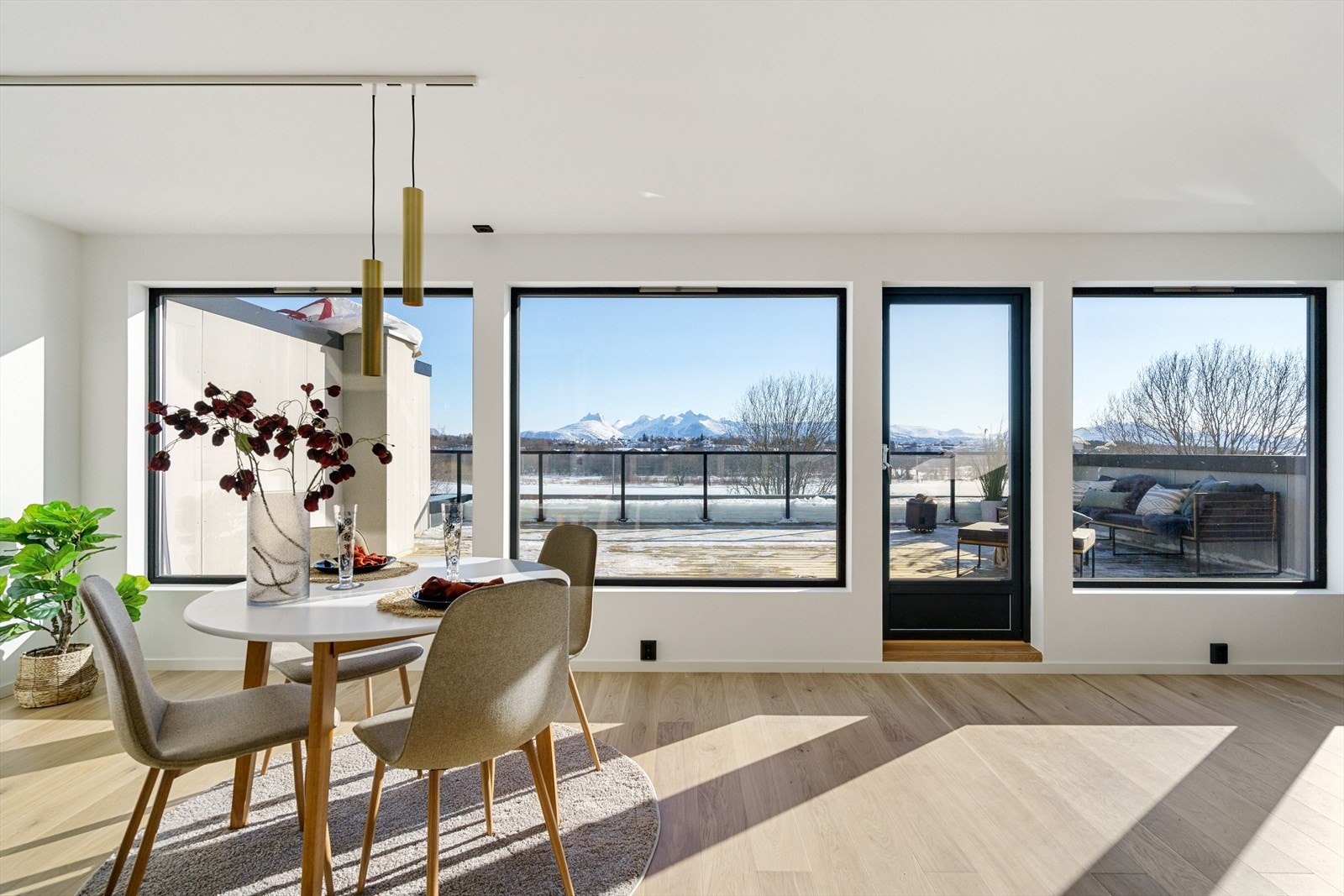 En får fint plass til spisegruppe tilpasset både 6 og 8 personer Galleribilde