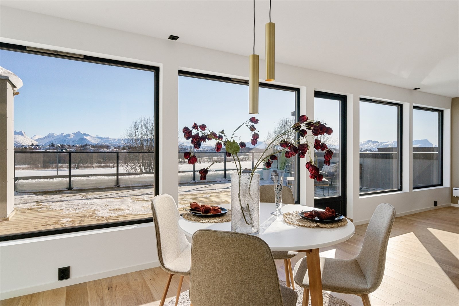 Det er store vindusflater mot sør som slipper inn rikelig med naturlig lys og en fantastisk utsikt Galleribilde