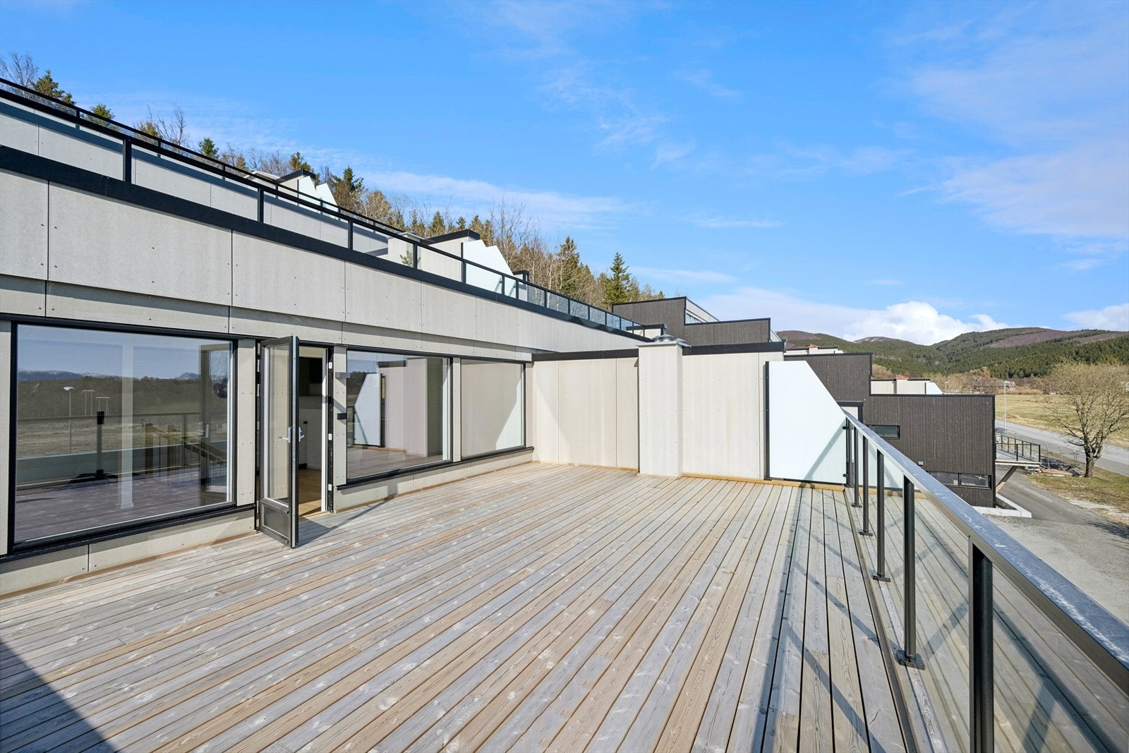 Terrassen har et areal på hele 45 m², noe som gir rikelig plass til utemøblement Galleribilde