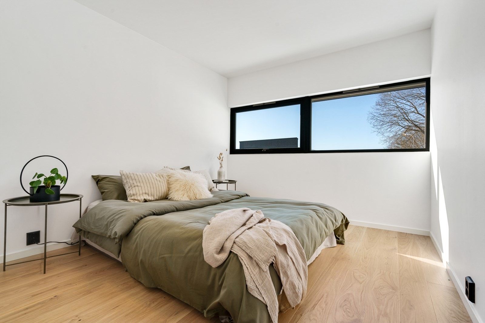 Soverom I - Hovedsoverommet er av fin størrelse med god plass til stor seng og tilhørende nattbord på begge sider Galleribilde