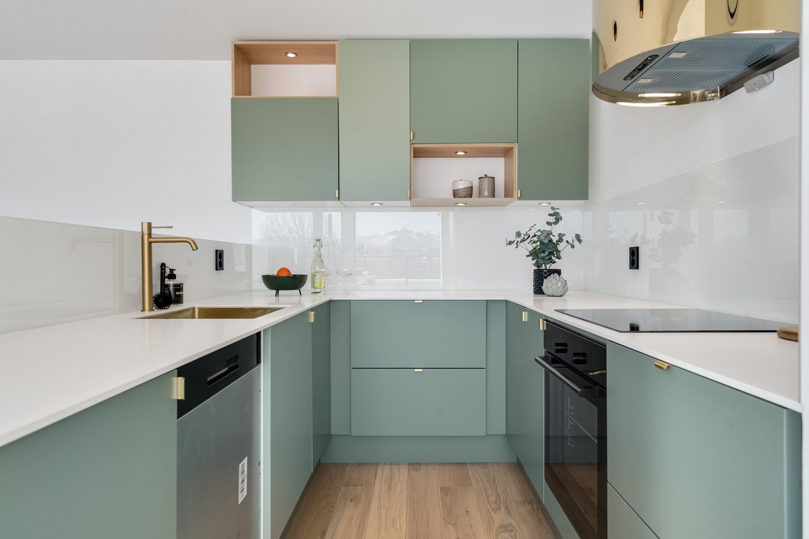 De integrerte hvitevarene medfølger og består av kjøleskap, oppvaskmaskin, stekeovn og koketopp Galleribilde